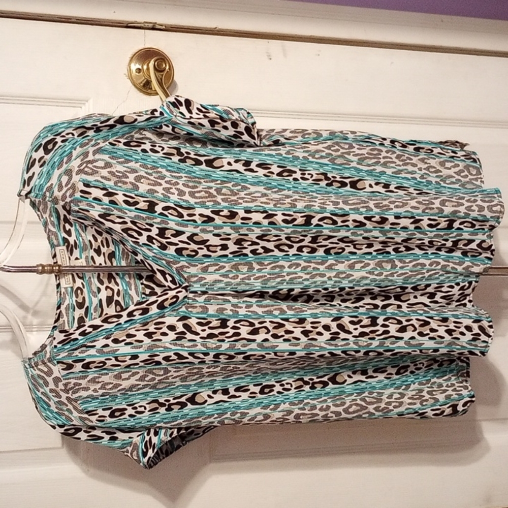 Dana buckman leopard print short sleeve blouse size medium